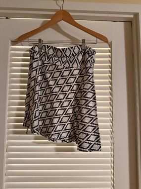 Patagonia Black and White Geometric Asymmetrical Women’s Skirt Medium